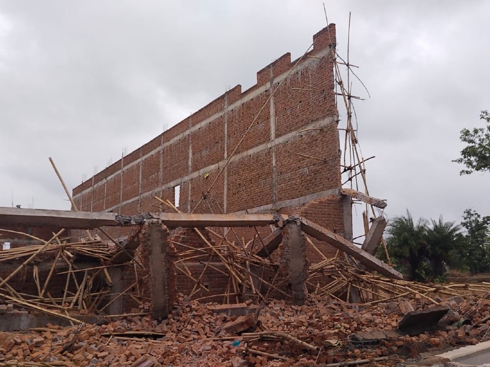 निर्माणाधीन गोदाम की दीवार गिरने से  एक मजदूर की मौत 12 मजदूर घायल 