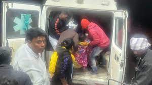 dantewada, 22 male and female ,laborers injured 