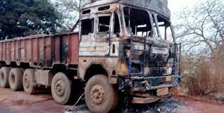 narayanpur, Naxalites set, four trucks 