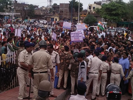 प्रदर्शनकारियों ने इंदौर में रोकी ट्रेन