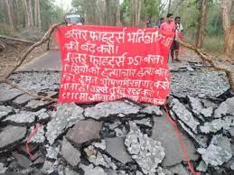 narayanpur, Naxalites dug up , road near Raynar, banners