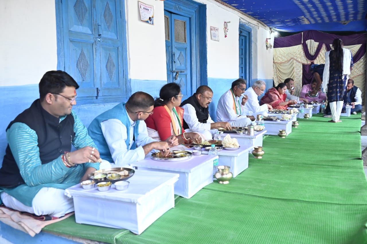 मुख्यमंत्री ने सुकुल दैहान के किसान लिल्लू दास खरे के घर आत्मीय भाव से किया भोजन