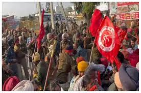 पंजाब पुलिस ने प्रदर्शन कर रहे किसानों और कृषि मजदूरों पर लाठी चार्ज किया