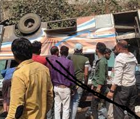 indore,  passenger bus overturned ,indore-Ichhapur highway