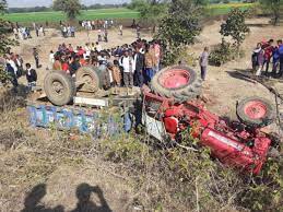 raipur, Two women died , loaded tractor