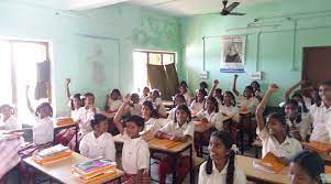 हेडमास्टर कृपाशंकर श्रीवास्तव ने इस सरकारी स्कूल का अपने दैनिक वेतन से ही कर दिया कायाकल्प