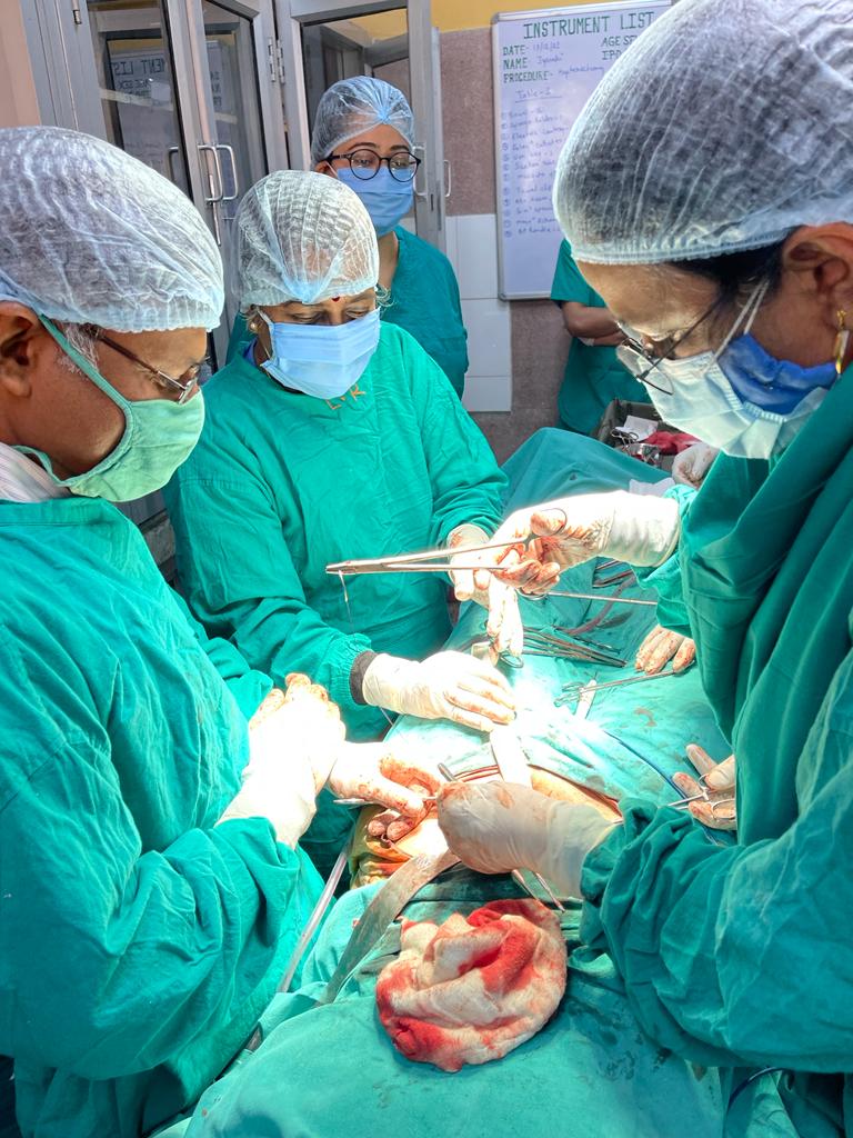 mahila ki bacchedani se nikla 6 kilo ki gath