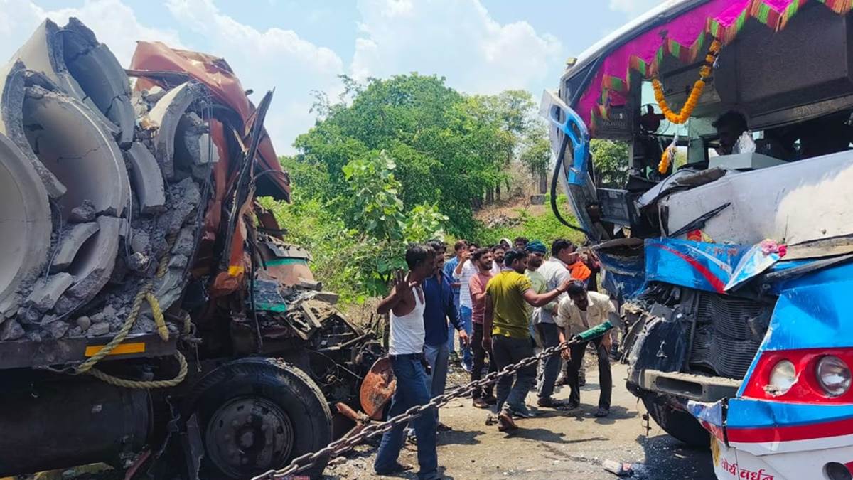 burhanpur,Direct collision ,bus and truck 