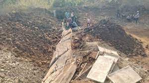 chindwara, Three laborers died , retaining wall