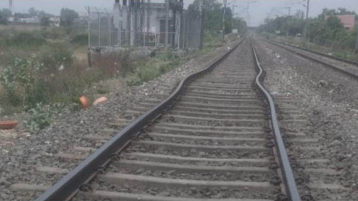 itarsi,  scorching heat,  railway line 