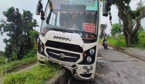 raipur,Passenger bus ,climbs on divider