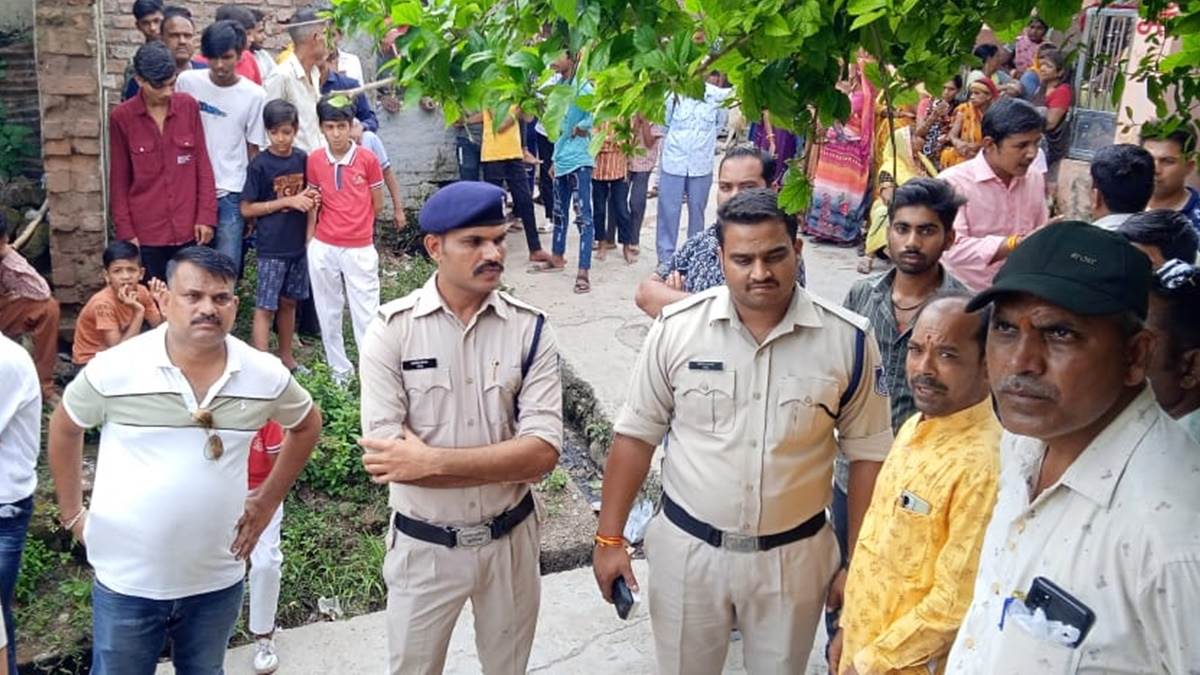 ujjain,Young man hanged ,killing his wife 