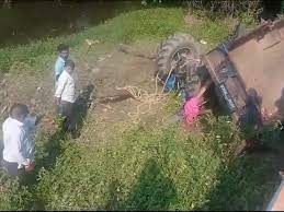 badwani, Three killed ,tractor-trolley filled