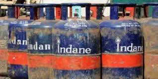 new delhi, commercial gas cylinder, becomes cheaper
