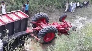 chatarpur, Tractor-trolley overturned,  girl died