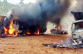 narayanpur,Naxalites set ,vehicles on fire