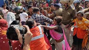 indore,Stones pelted ,Municipal Corporation 