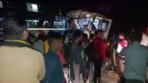 raipur, 12 passengers injured , truck in Balrampur