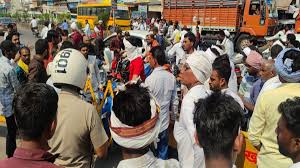 khargon,Angry farmers, blocked the highway 