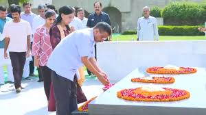 new delhi,Before surrendering, Kejriwal paid tribute 