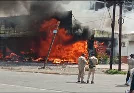 indore, Fire breaks out , liquor shop 