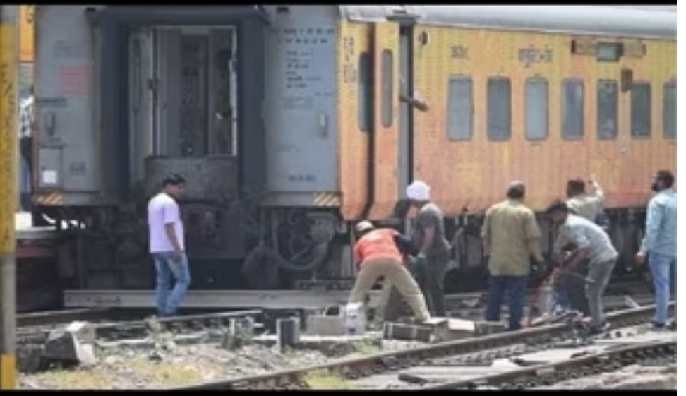 gajiabad, Two coaches ,Tejas Express 