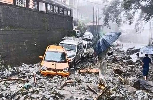 gangtok, Five people swept ,d heavy rains in Sikkim