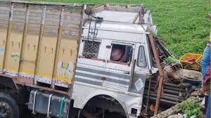 ratlam, Truck rams,dhaba, driver dies