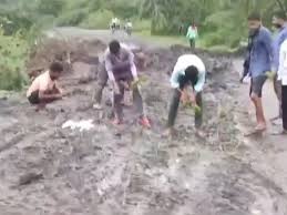 anuppur, Unique protest , dilapidated road