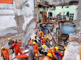 varansi, Two houses collapsed ,Kashi Vishwanath temple