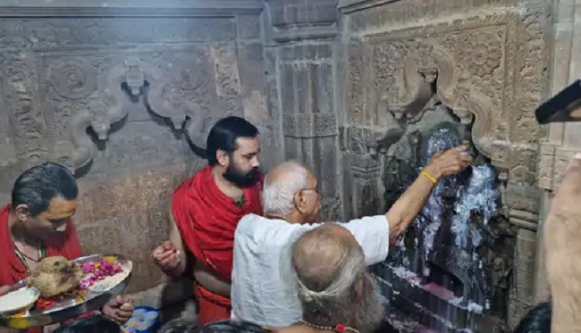 ujjain, Crowd gathered , Nagchandreshwar