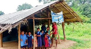  children studying in a hut in Chhattisgarh