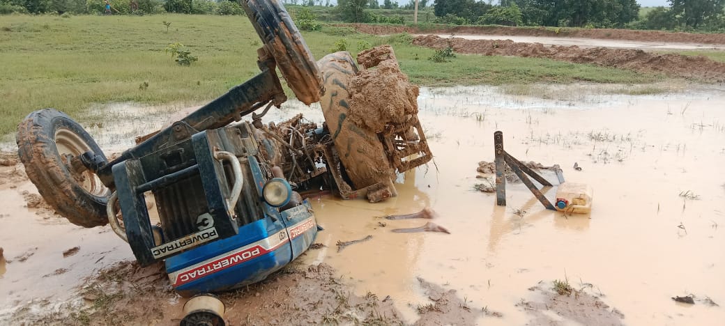 raipur, young man died ,tractor overturned