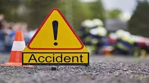 rajgarh, Truck hits car ,while crossing