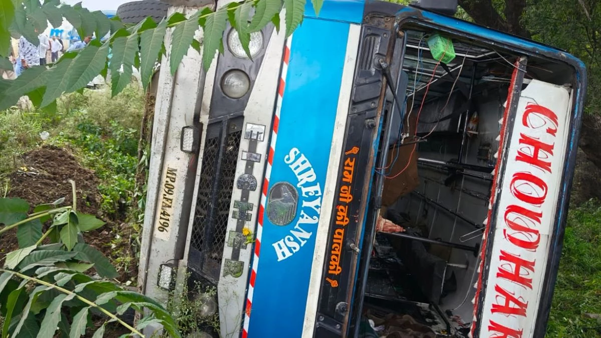 indore,Speeding passenger bus ,overturned  