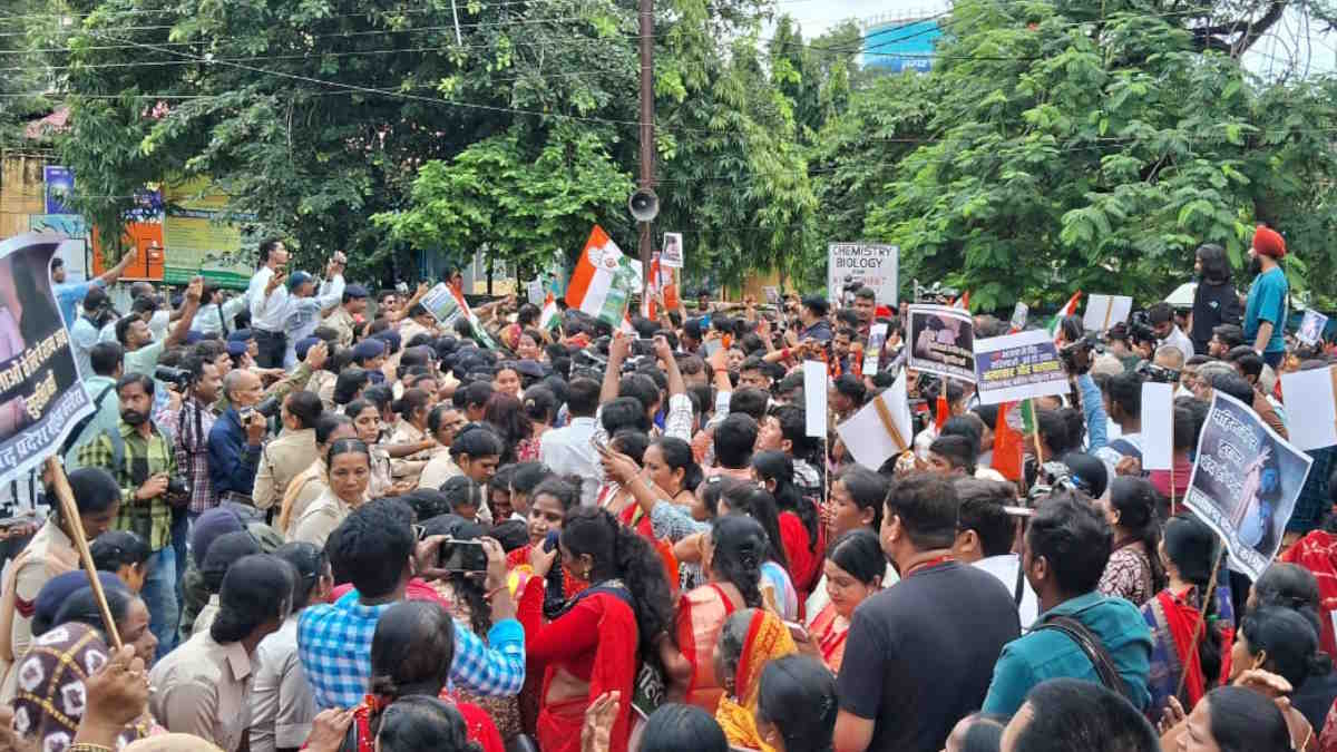 raipur, Women Congress workers , policemen