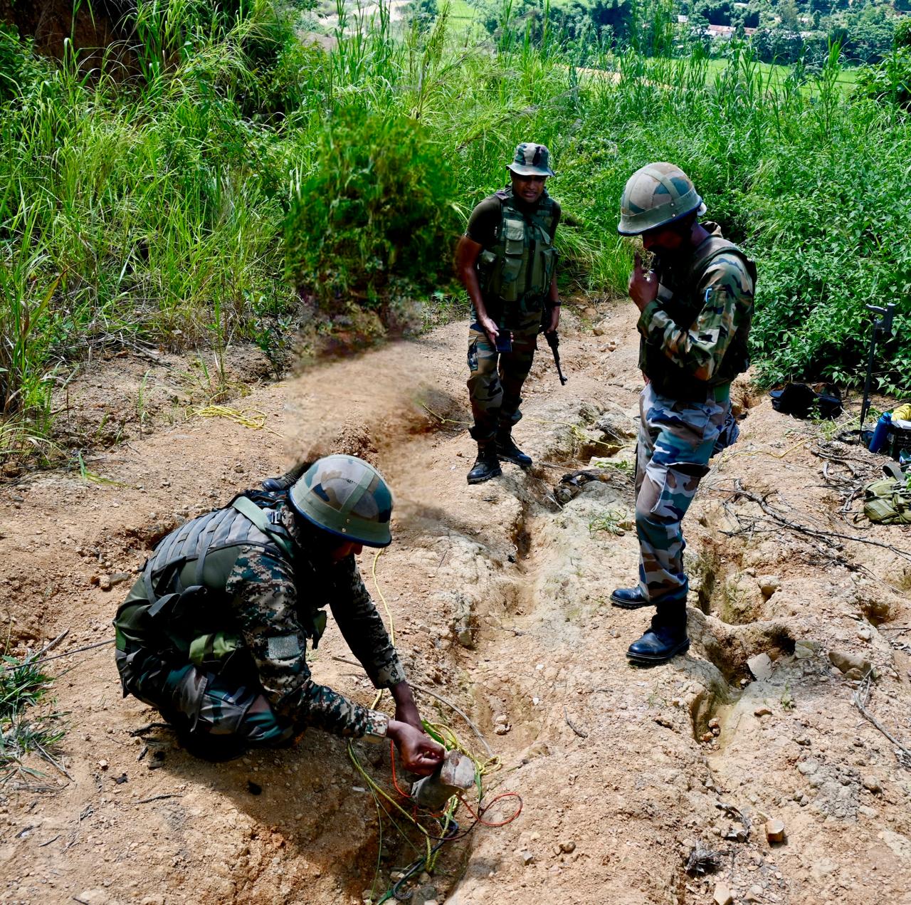 kolkata, Major disaster averted , seven IEDs