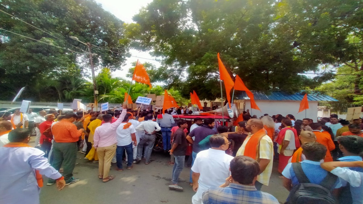 bhopal, Demonstration , VHP and saints  