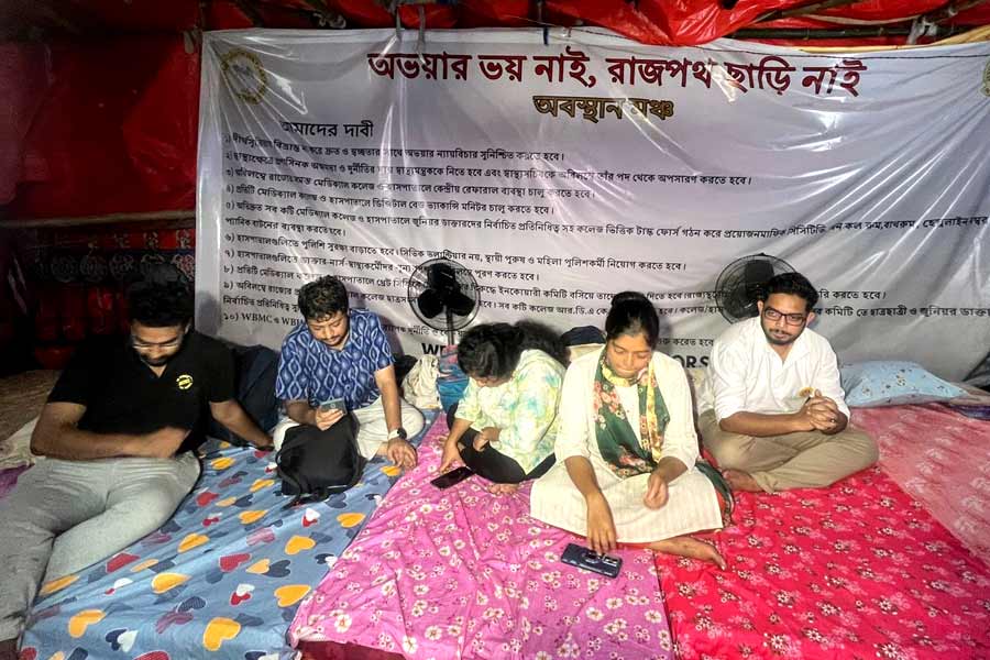 kolkata, Senior doctor, indefinite fast