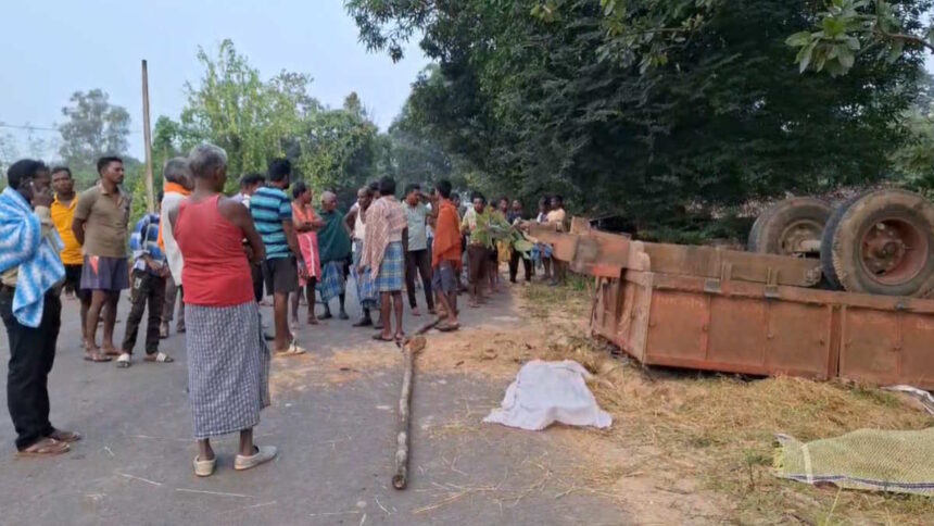 raipur, Three people including , tractor overturned