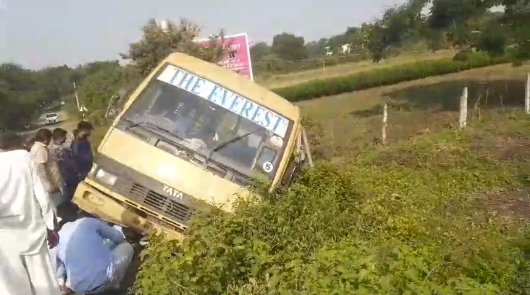 dewas, School bus ,full of children  