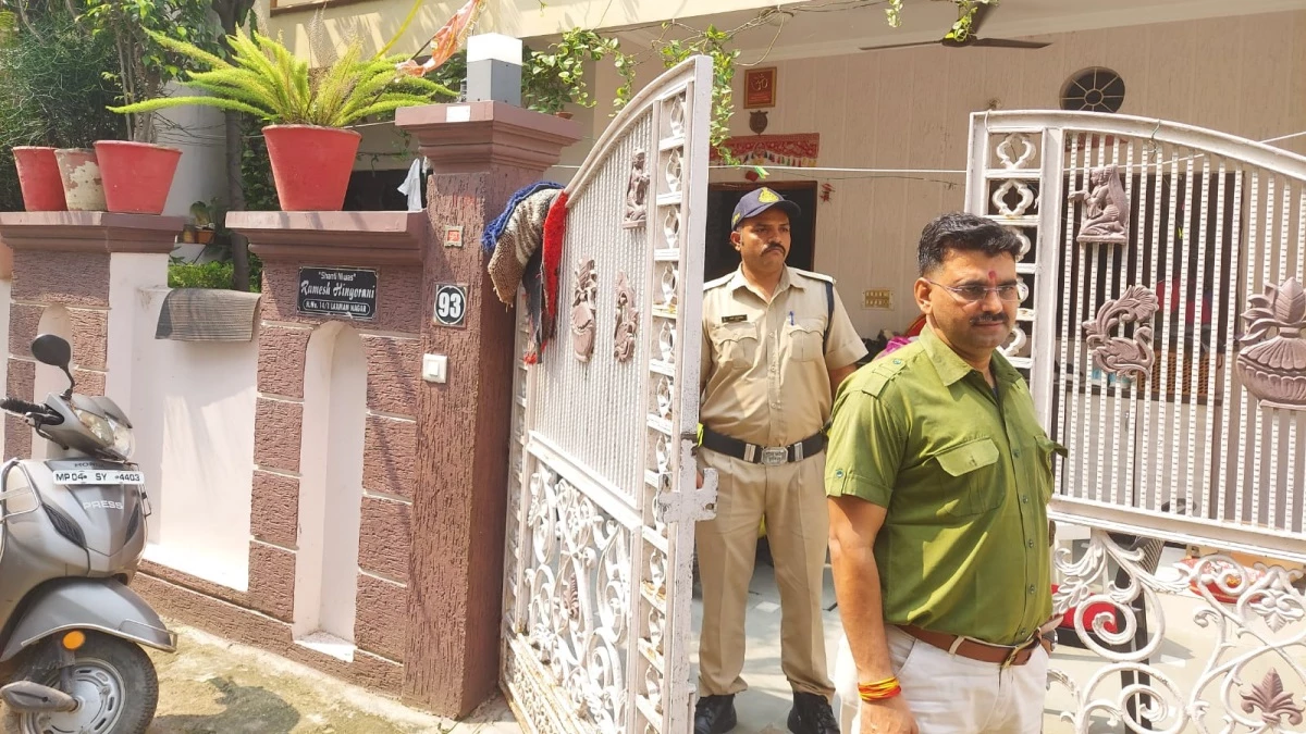 bhopal, Police Commissioner raids , junior auditor