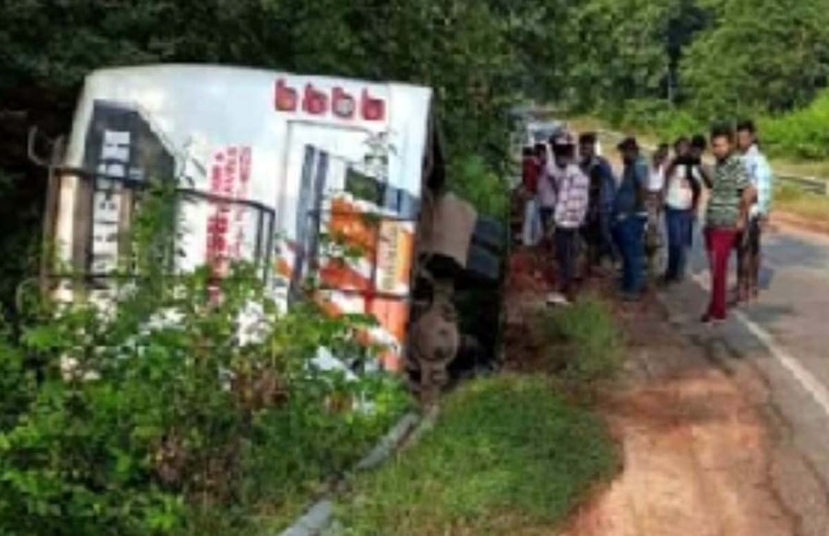 raipur,  bus overturned , dense fog