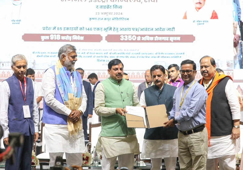 bhopal, MoU signed,MP Tourism Board and AKS University 