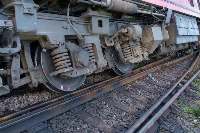 mumbai, Banker engine, derails near Kasara station