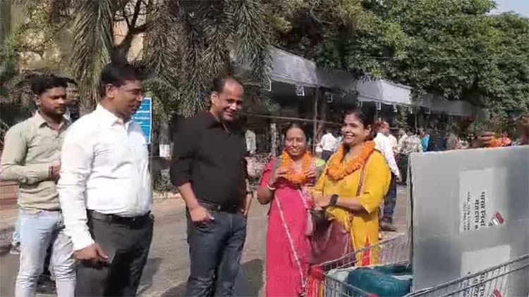 raipur, Polling team leaves, voting material