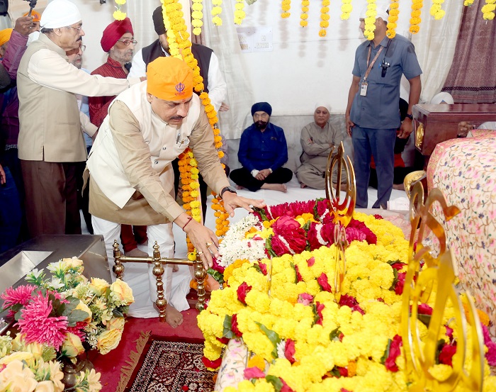 bhopal, Chief Minister ,paid obeisance 