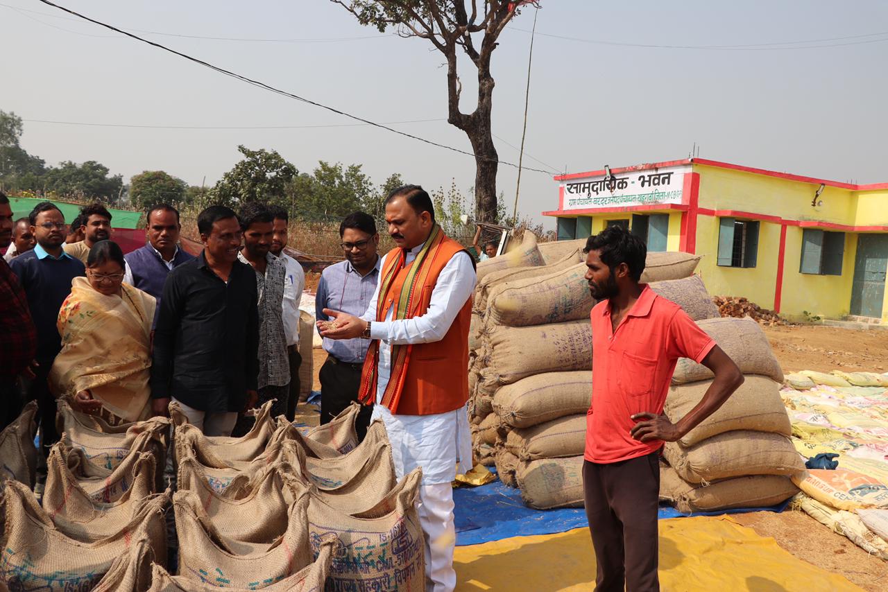 raipur, Health Minister Jaiswal, inspected the paddy 