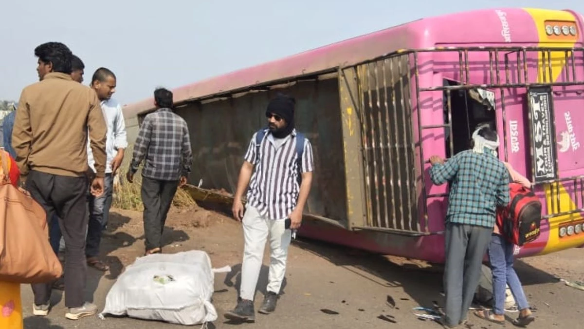 khargon, bus full of passengers ,overturned 