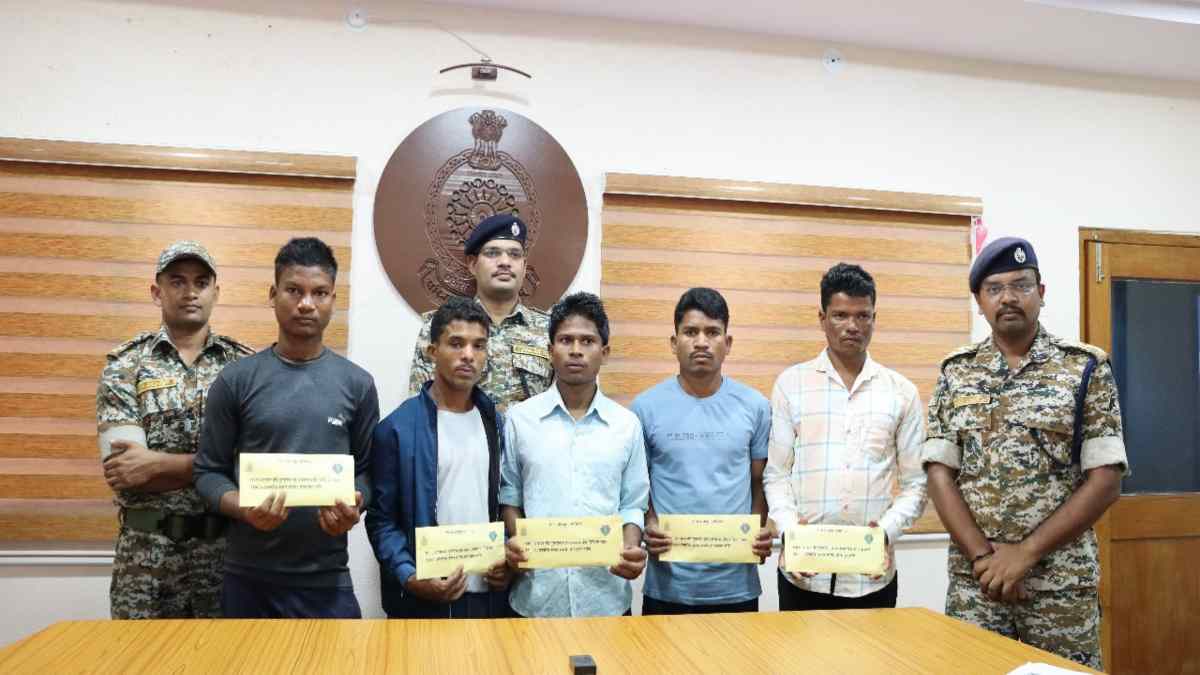 bijapur, 5 hardcore Naxalites, surrendered 